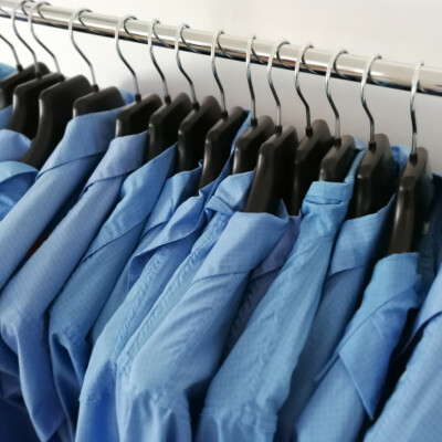 Textilveredelung von ESD-Kleidung – z.B. Firmen-Logo, Mitarbeiter-Name